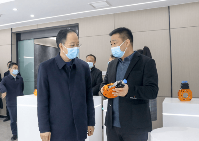 Чэнь Хунмин, партийный секретарь района Эрци, посетил компанию End Of Arm Tools для проведения полевых исследований