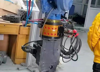 Робот для смены инструмента, применяемый к Рабочей станции отладки ступицы колеса