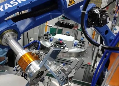 Роботизированный манипулятор для смены инструмента используется при производстве эллипсоидов для автомобильных фар